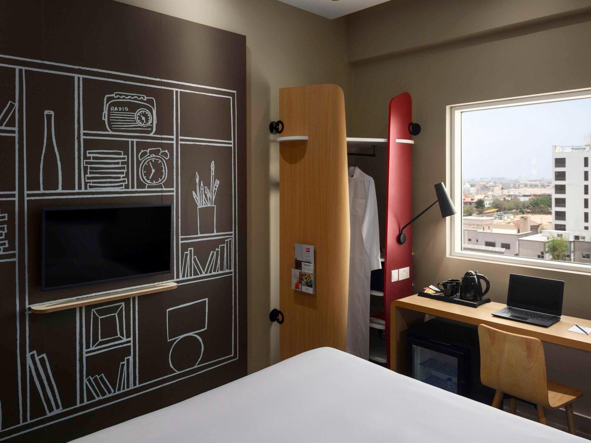 Ibis Jeddah Malik Road Hotel Exterior foto