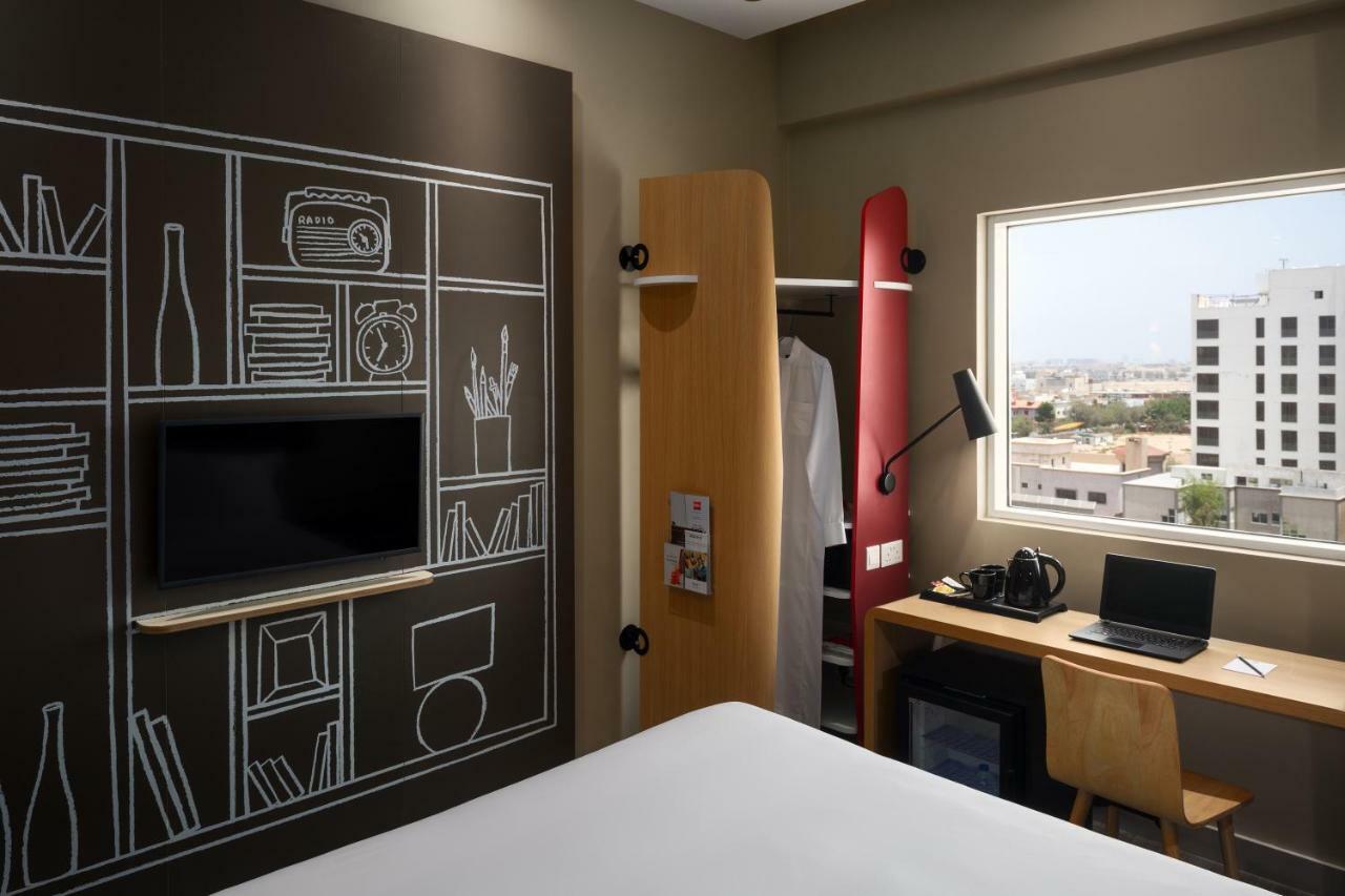 Ibis Jeddah Malik Road Hotel Exterior foto
